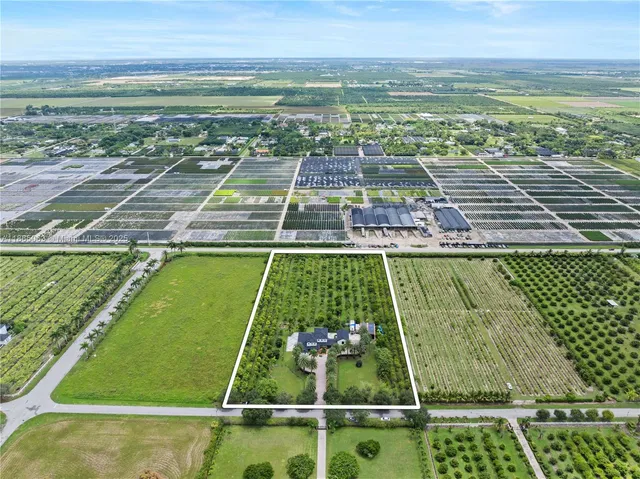 a view of a tennis court