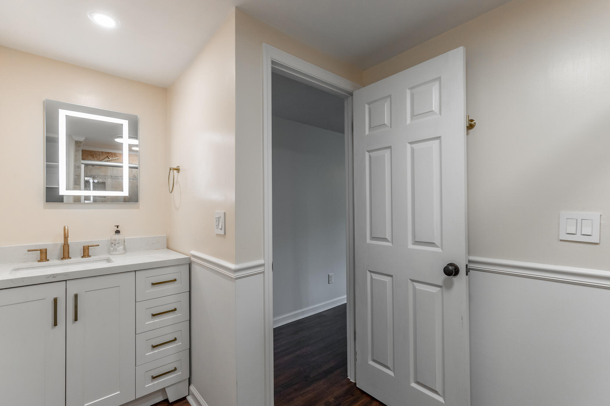 6582 Fairview Road Hixson, TN 37343 - Photo 20 of 34 Primary Ensuite
