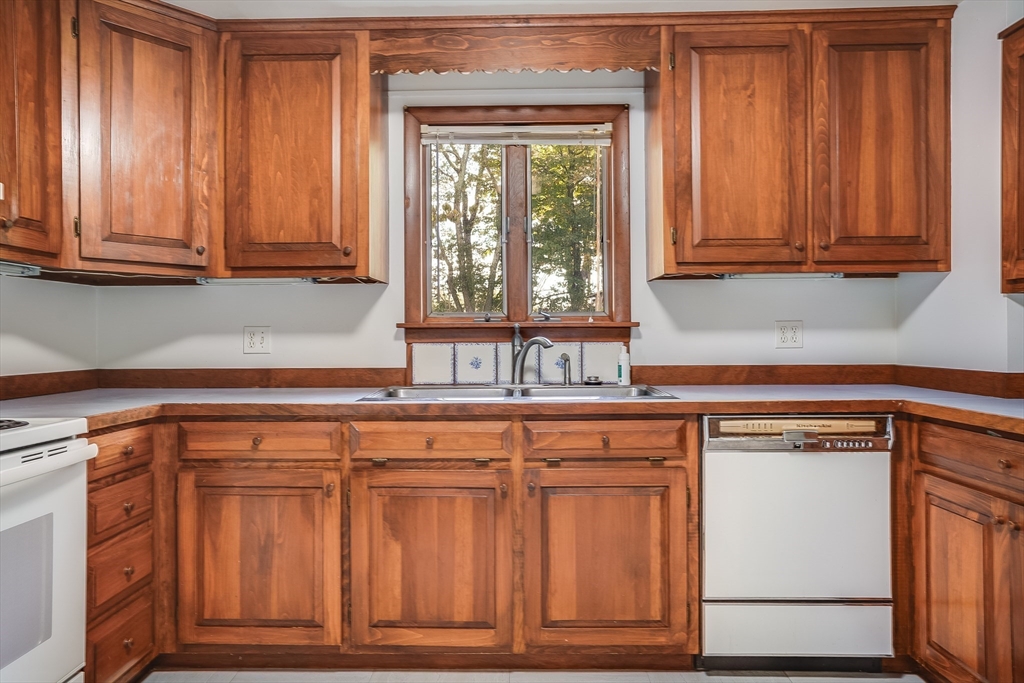 16 Sunnyside Road Woburn, MA 01801 - Photo 12 of 36 Gallery Image 12