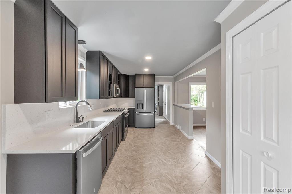 1058 Roslyn Road Grosse Pointe Woods, MI 48236 - Photo 17 of 43