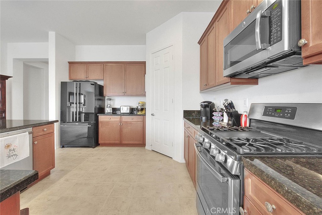 322 Forked Run Beaumont, CA 92223 - Photo 13 of 73 Kitchen