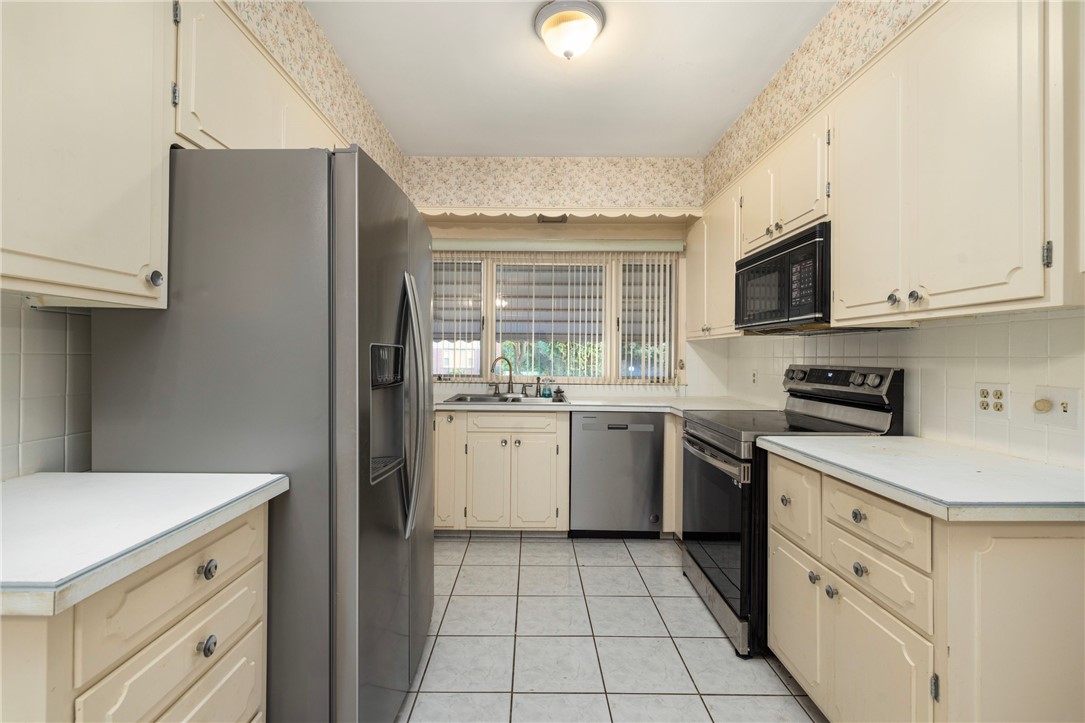 5 Valley View Drive Johnston, RI 02919 - Photo 9 of 37