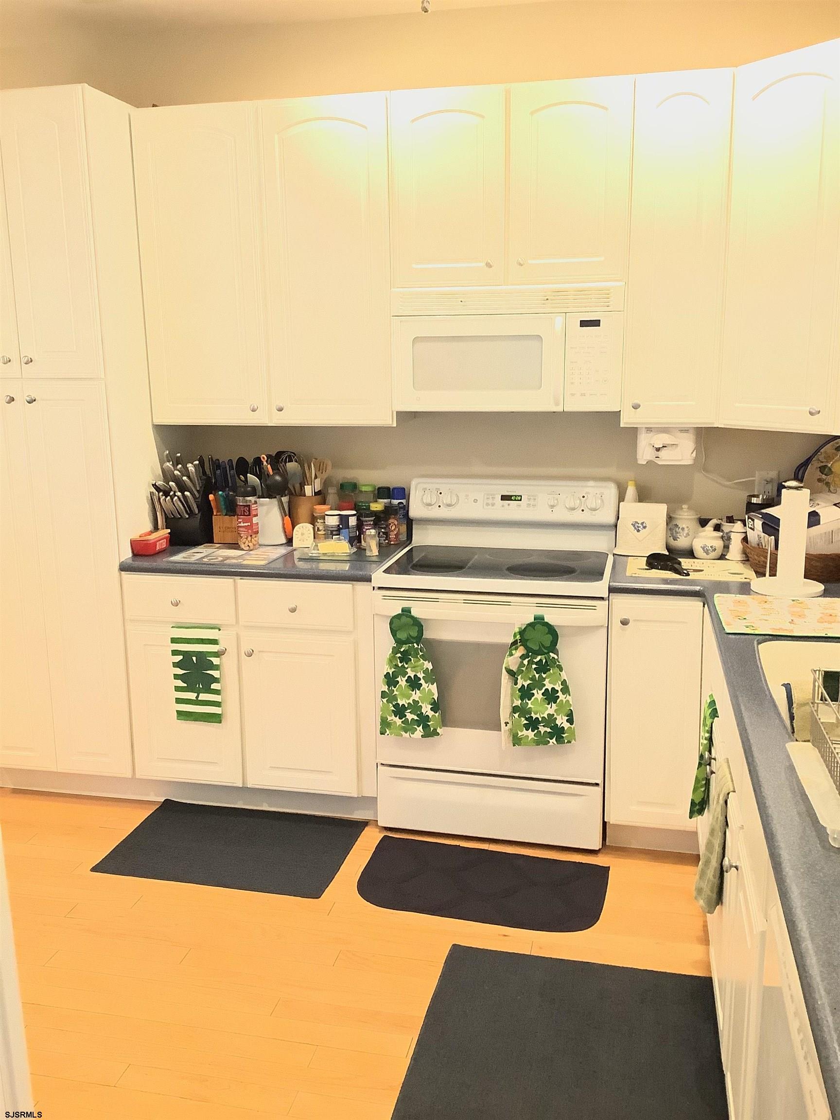 1731 South Shore Road, Unit 128 Marmora, NJ 08230 - Photo 5 of 10 a view of a terrace with wooden floor and a flat screen tv