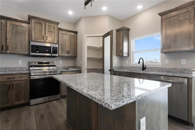 $399,900 | 1502 Southwest Meadowlark Court, Oak Grove, MO 64075