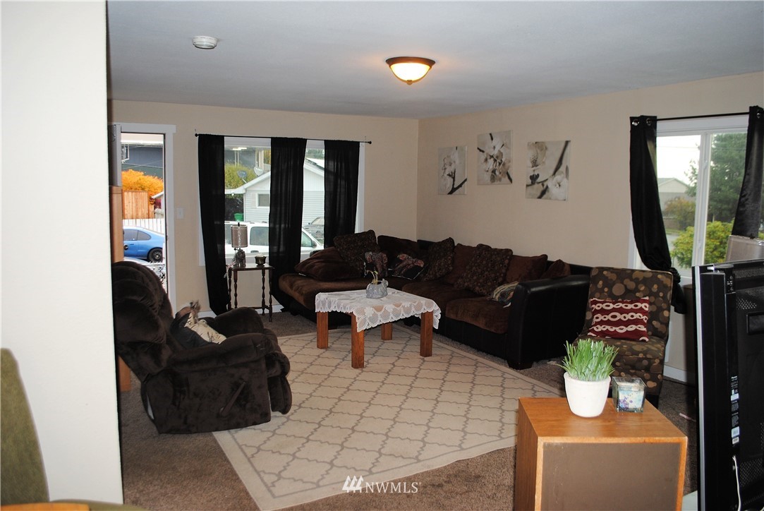 1071 Walnut Street Bremerton, WA 98310 - Photo 4 of 12 Gallery Image 4