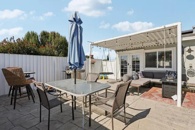 a view of a dinning table and chairs in the patio