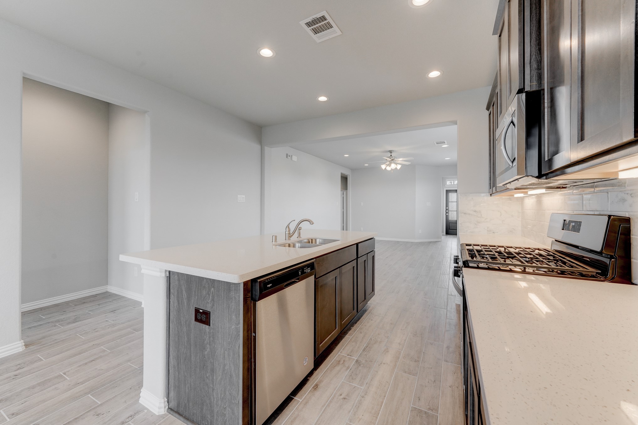 10505 Stone Peak Drive Rosharon, TX 77583 - Photo 10 of 29 Gorgeous countertops & modern neutral color palette