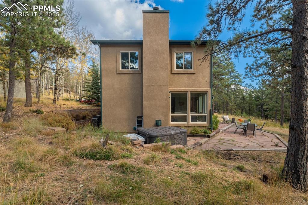 320 Hilton Road Manitou Springs, CO 80829 - Photo 38 of 44 a backyard of a house with table and chairs