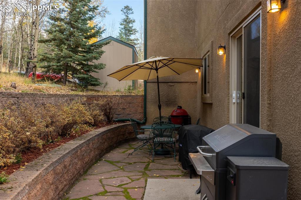 320 Hilton Road Manitou Springs, CO 80829 - Photo 39 of 44 a view of a balcony with chairs and a table