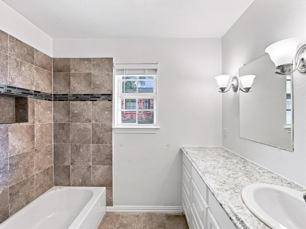 3107 South Lipsey Street Decatur, TX 76234 - Photo 20 of 40 Guest bathroom