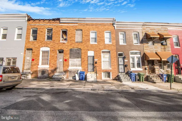 a house view with a backyard space