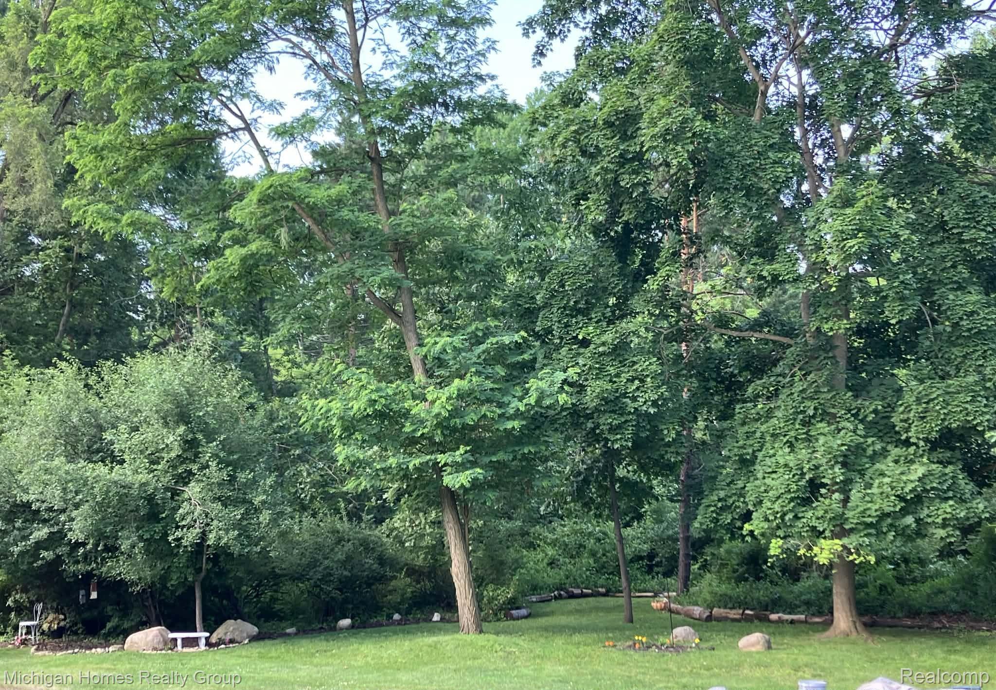 1437 Lantern Lane Rochester, MI 48306 - Photo 24 of 31 View of green lawn with a view of trees