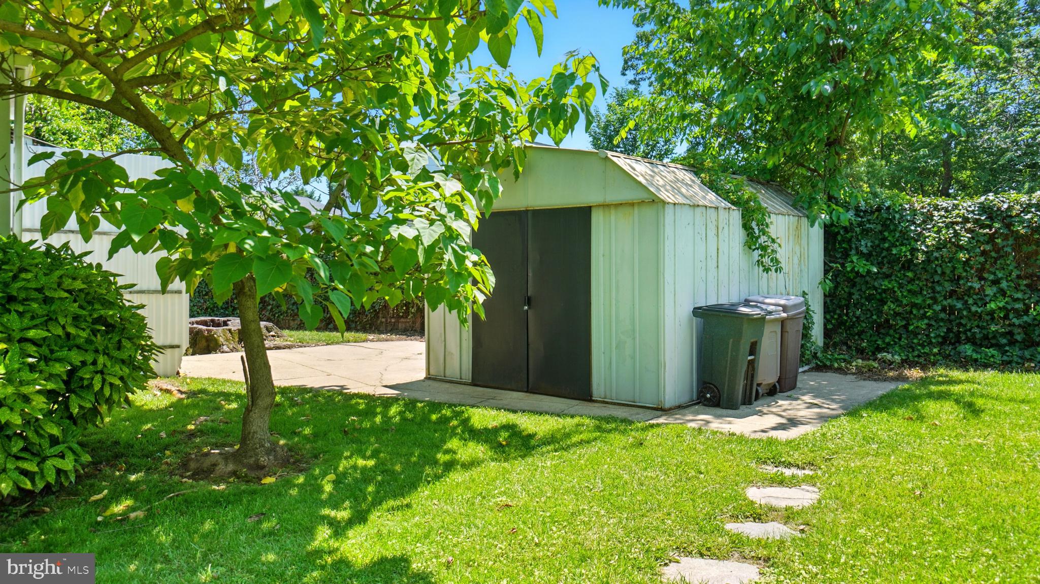 1802 Kitty Hawk Road Baltimore, MD 21221 - Photo 22 of 22 a backyard of a house with table and chairs