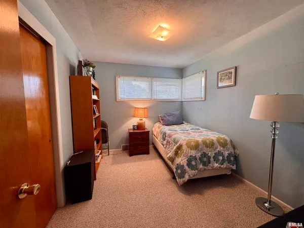 $127,800 | 731 Madelyn Avenue, Macomb, IL 61455