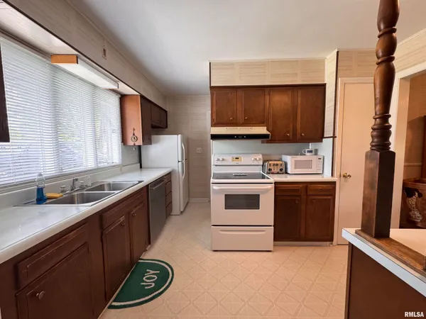 $127,800 | 731 Madelyn Avenue, Macomb, IL 61455