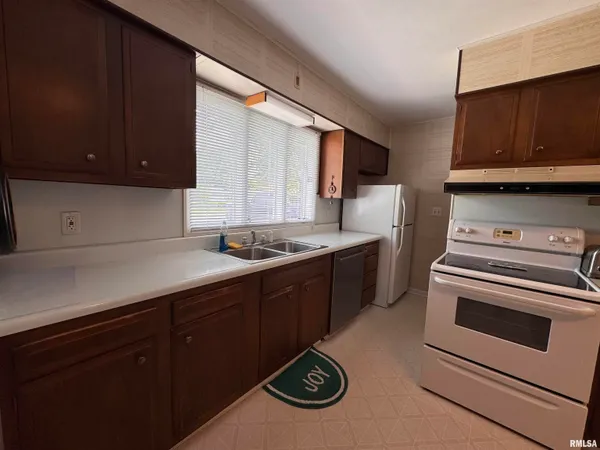 $127,800 | 731 Madelyn Avenue, Macomb, IL 61455