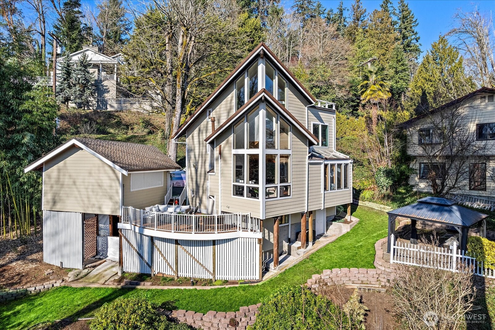 8526 East Mercer Way Mercer Island, WA 98040 - Photo 3 of 40 a front view of a house with garden