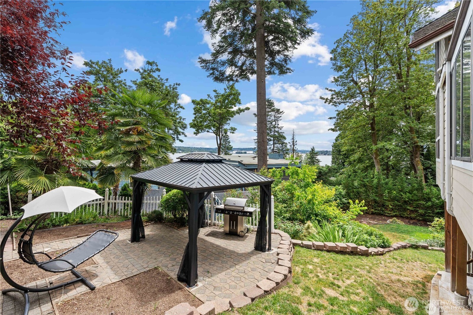 8526 East Mercer Way Mercer Island, WA 98040 - Photo 33 of 40 a table and chairs in a garden