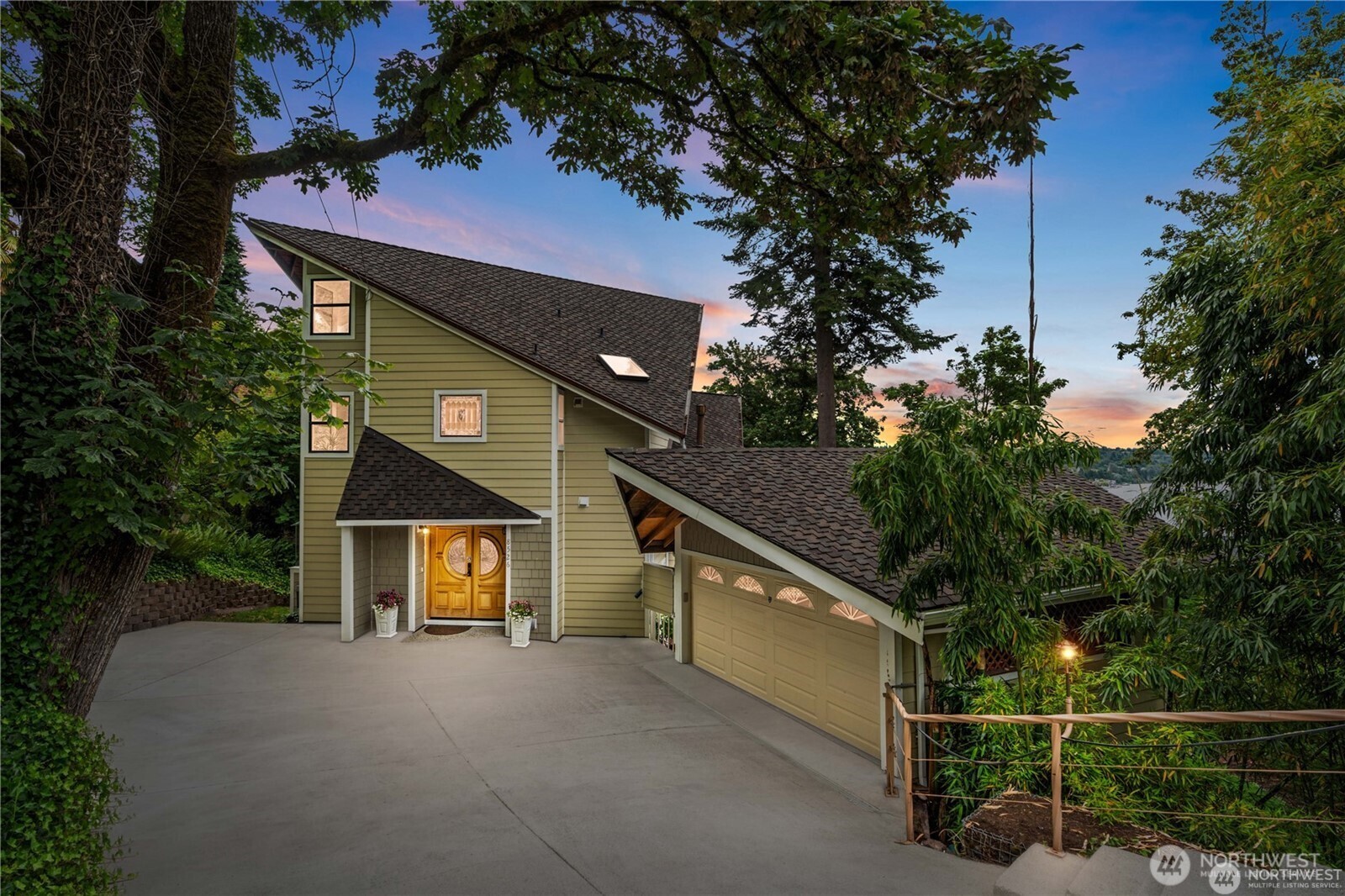 8526 East Mercer Way Mercer Island, WA 98040 - Photo 6 of 40 a view of a house with a yard