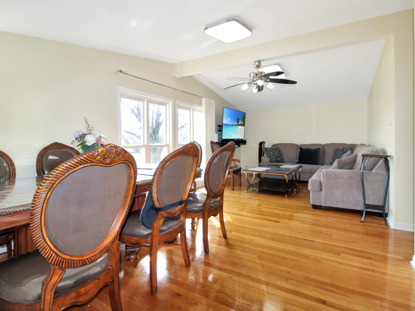 7806 80th Place Bridgeview, IL 60455 - Photo 4 of 16 a living room with furniture and wooden floor