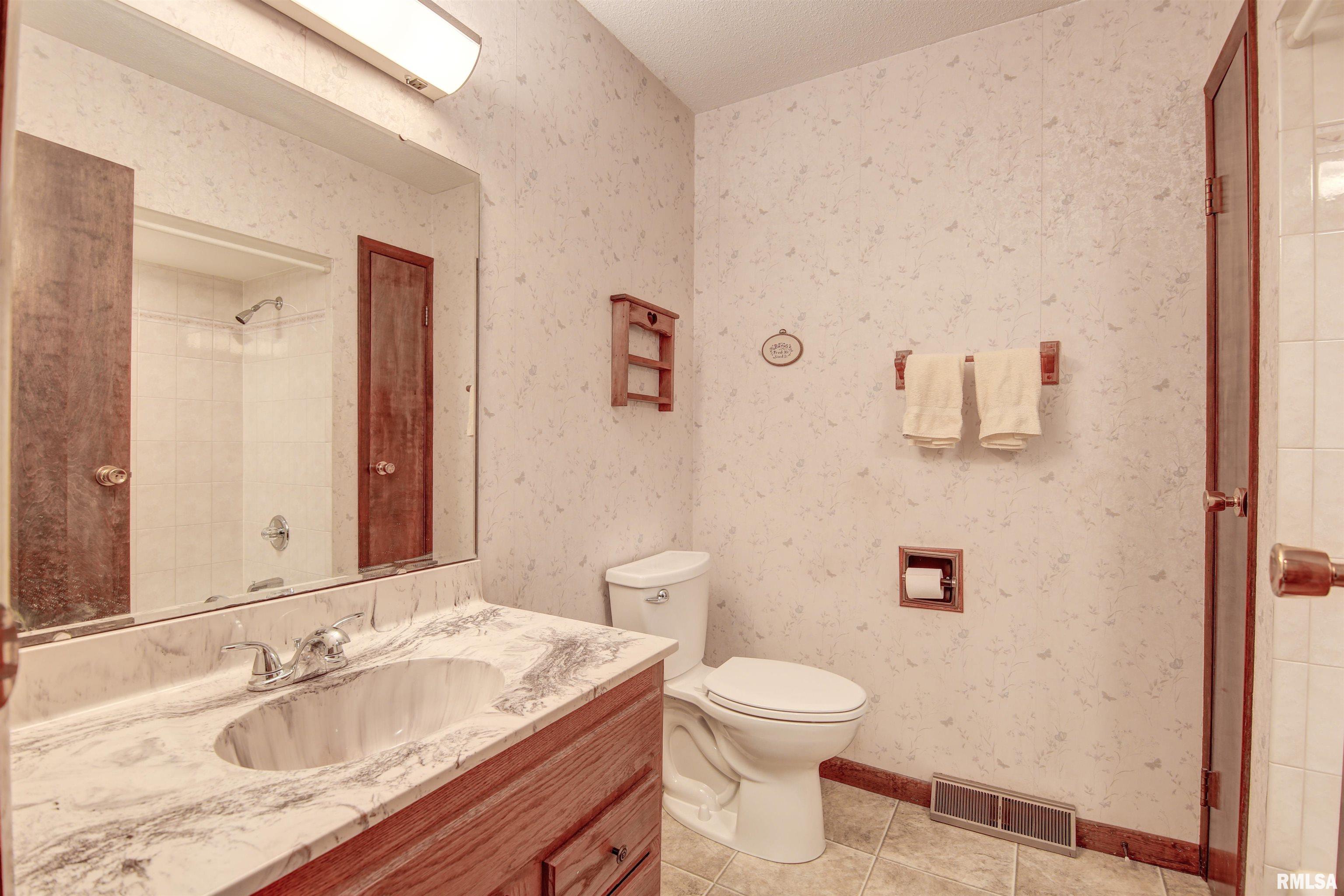 332 Ruth Place Clinton, IA 52732 - Photo 13 of 24 Gallery Image 13