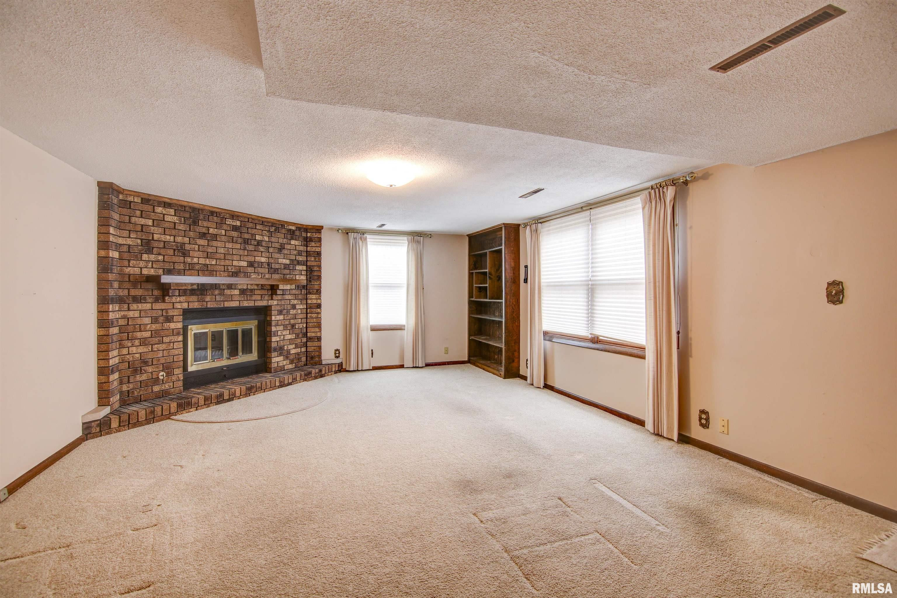 332 Ruth Place Clinton, IA 52732 - Photo 9 of 24 Gallery Image 9
