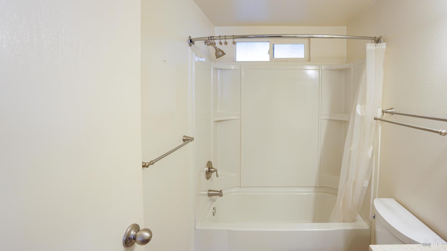 2412 Foothill Boulevard, Unit 124 Calistoga, CA 94515 - Photo 30 of 49 a bathroom with a bathtub
