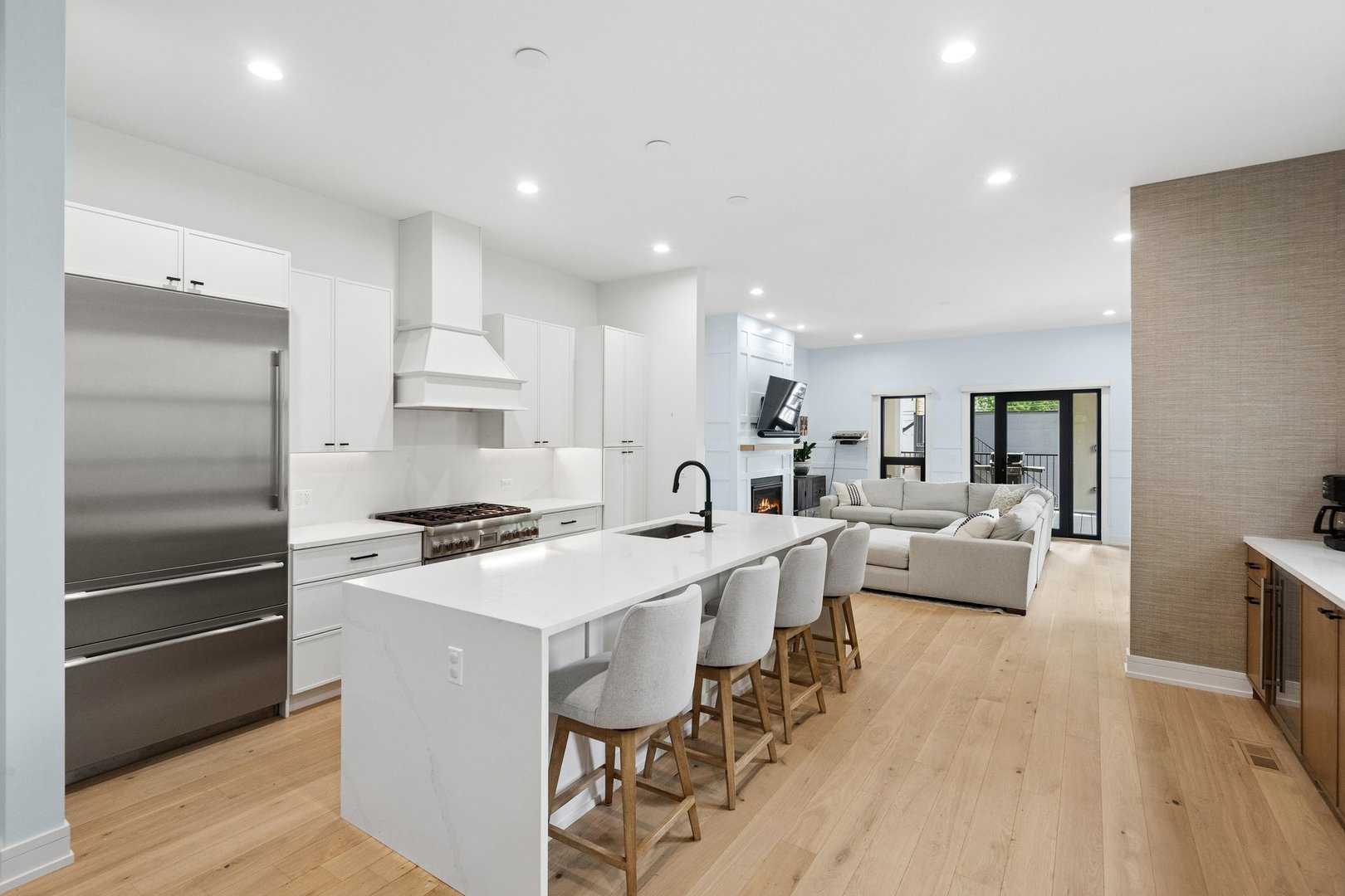 1842 North Whipple Street, Unit 1 Chicago, IL 60647 - Photo 9 of 37