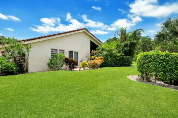 a view of a house with backyard and garden