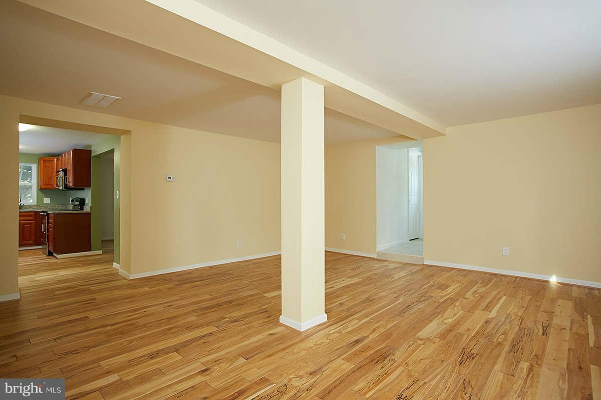 15700 Thompson Road Silver Spring, MD 20905 - Photo 5 of 27 Living Room