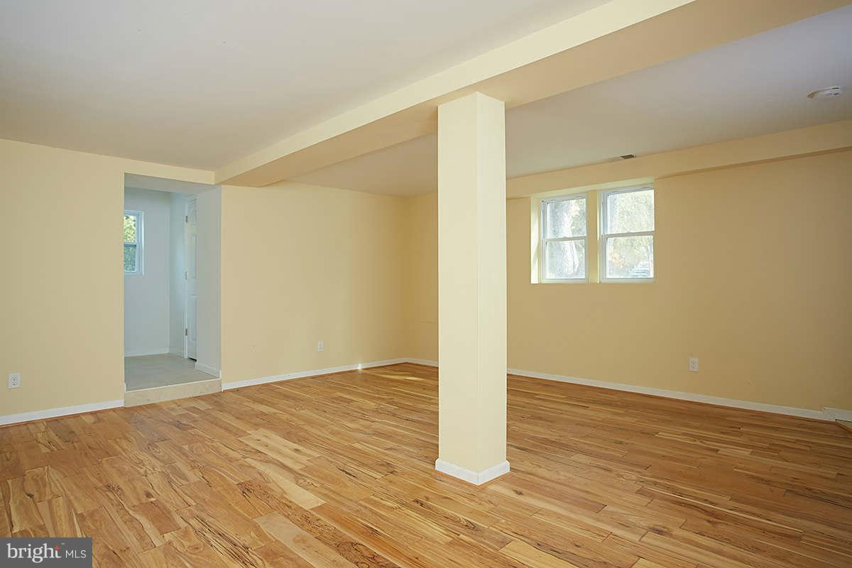 15700 Thompson Road Silver Spring, MD 20905 - Photo 6 of 27 Living Room