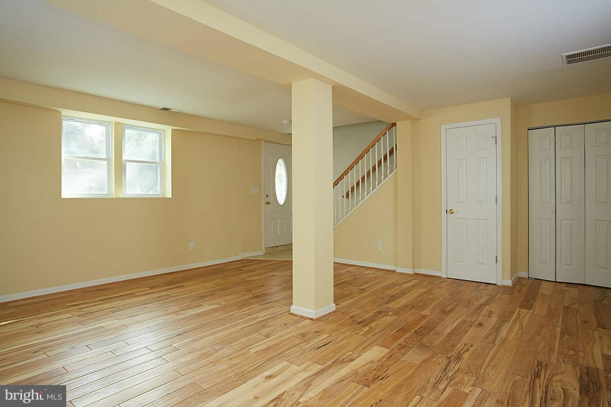 15700 Thompson Road Silver Spring, MD 20905 - Photo 7 of 27 Living Room
