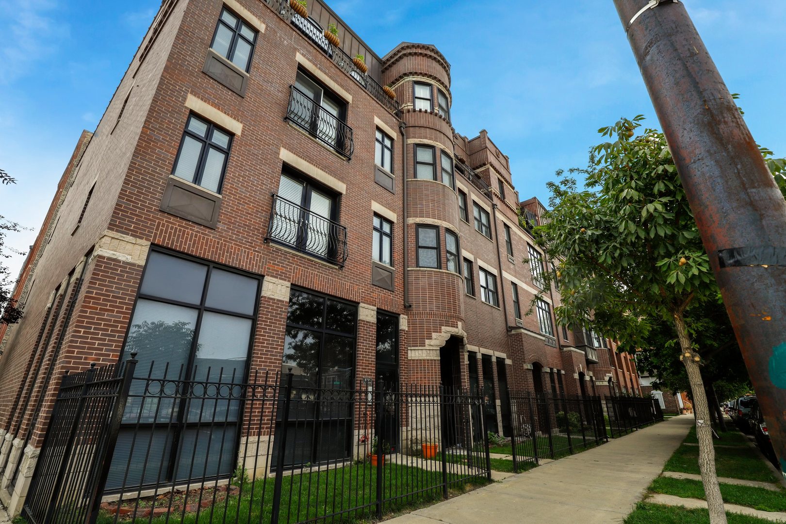 529 North Racine Avenue, Unit 4 Chicago, IL 60642 - Photo 1 of 22