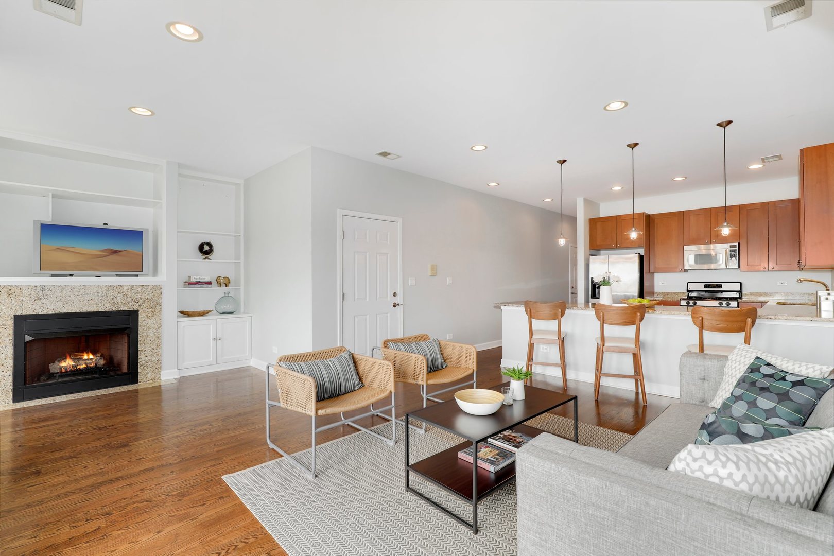 529 North Racine Avenue, Unit 4 Chicago, IL 60642 - Photo 4 of 22