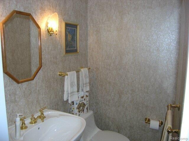 175 Vendome Road Grosse Pointe, MI 48236 - Photo 12 of 23 Powder Room