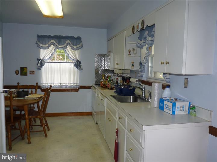 438 Rutledge Avenue Folsom, PA 19033 - Photo 4 of 14 Kitchen