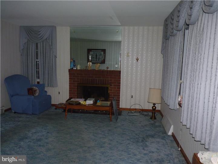 438 Rutledge Avenue Folsom, PA 19033 - Photo 8 of 14 Living Room