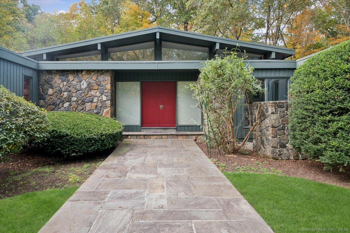 100 East Common Road Easton, CT 06612 - Photo 2 of 25 a front view of a house with garden