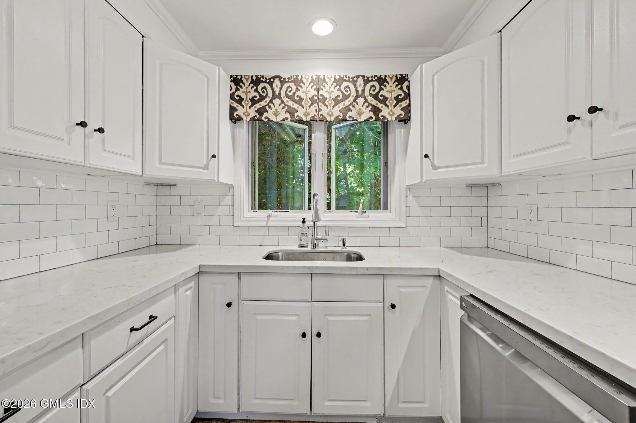 20 Meyer Place Riverside, CT 06878 - Photo 8 of 29 15-web-or-mls-20-meyer-pl