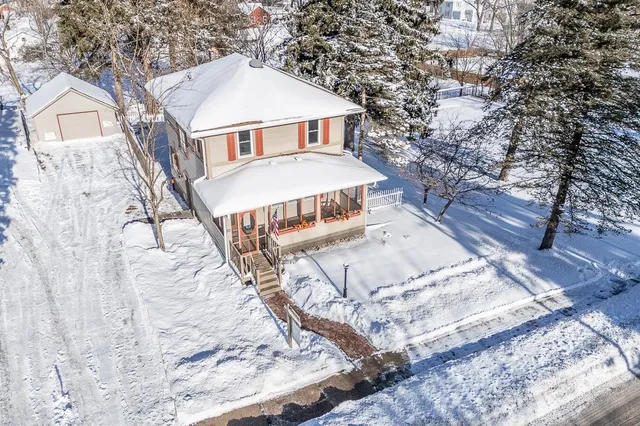 $229,000 | 406 West Fulton Street, Waupaca, WI 54981