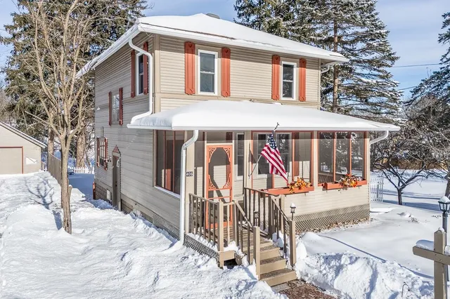 $229,000 | 406 West Fulton Street, Waupaca, WI 54981