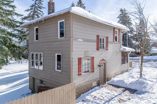 $229,000 | 406 West Fulton Street, Waupaca, WI 54981