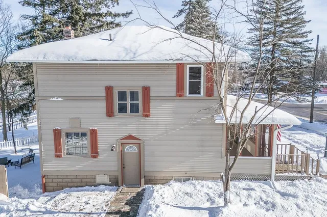 $229,000 | 406 West Fulton Street, Waupaca, WI 54981