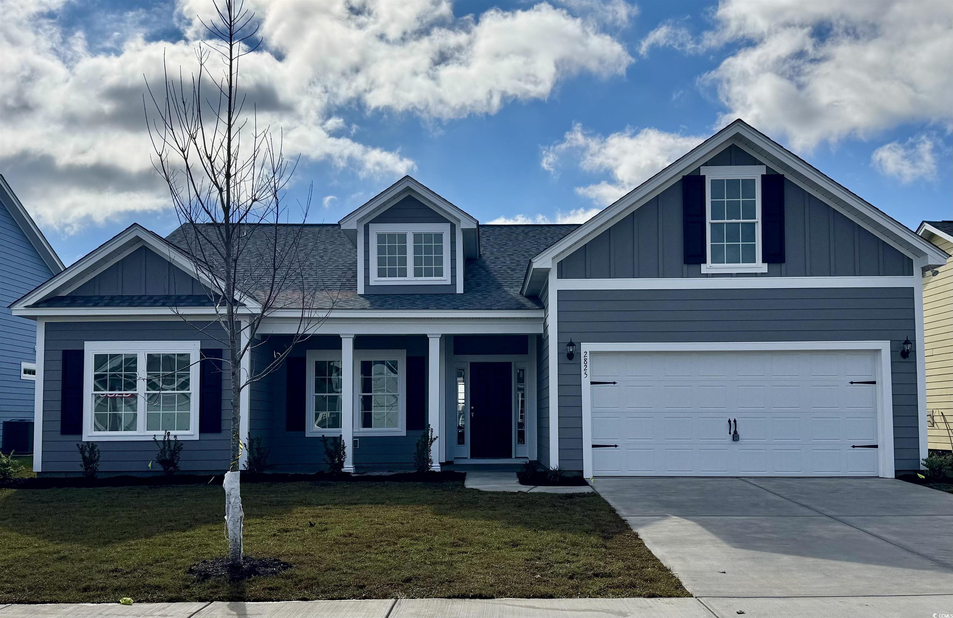View of front facade featuring a front lawn and a