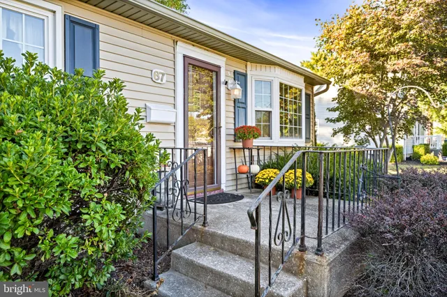 a view of house with a outdoor seating
