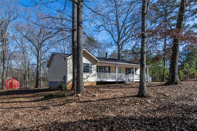 a view of a house with a yard