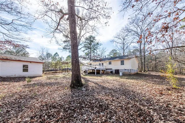 a house view with backyard space