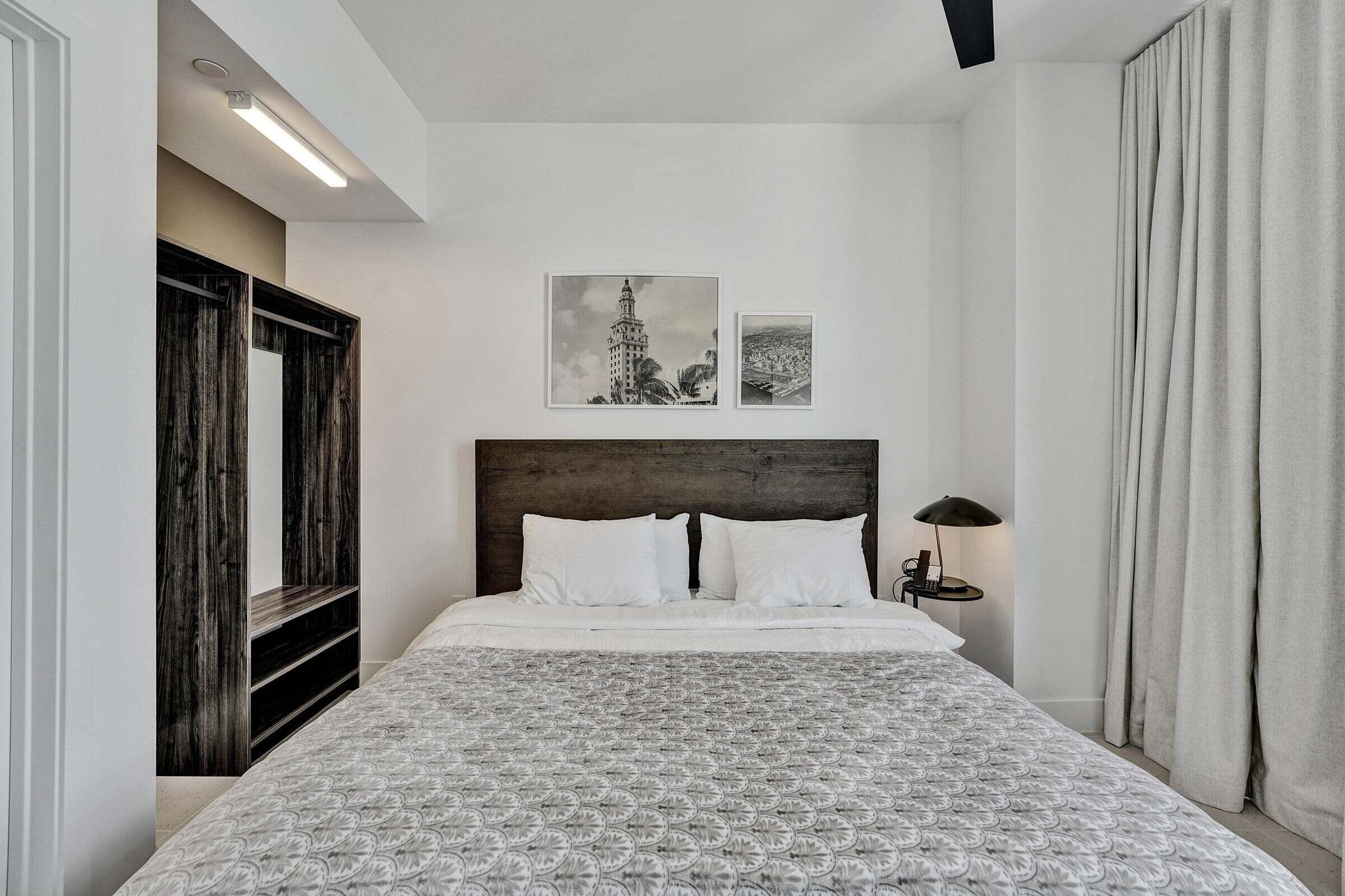 159 Northeast 6th Street, Unit 4813 Miami, FL 33132 - Photo 15 of 34 a bedroom with a bed and a painting on the wall