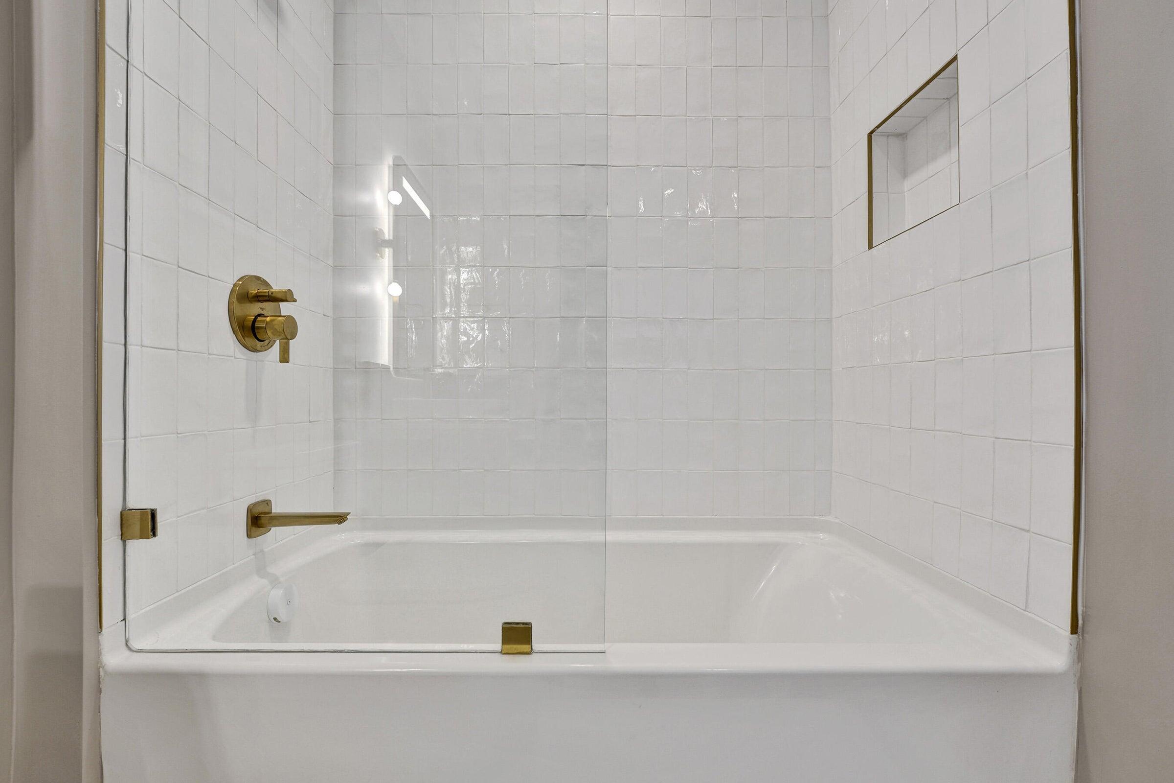 159 Northeast 6th Street, Unit 4813 Miami, FL 33132 - Photo 10 of 34 a bathroom with a bathtub