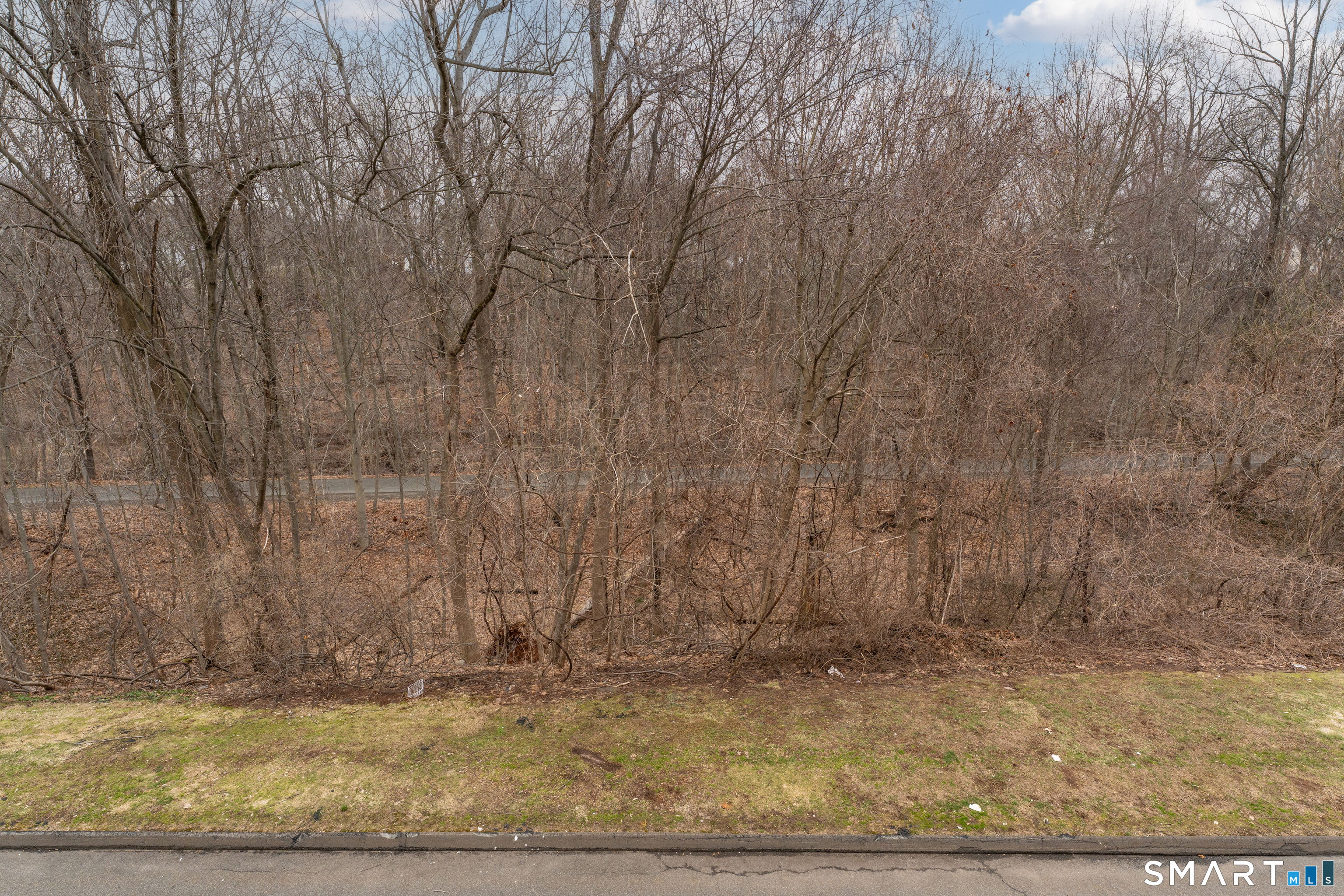 175 Mill Pond Road, Unit 444 Hamden, CT 06514 - Photo 28 of 38 a view of a terrace area